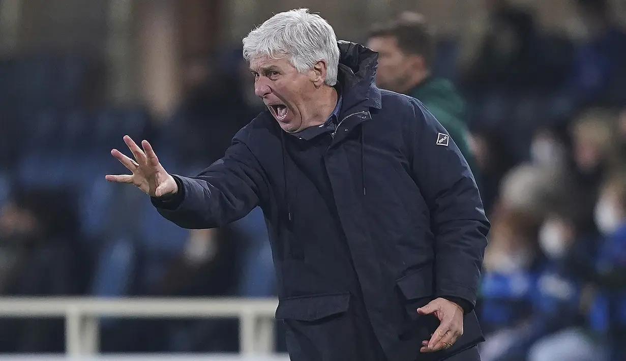 Gian Piero Gasperini. Pelatih Italia berusia 64 tahun ini mulai menangani Atalanta pada 14 Juni 2016 di awal musim 2016/2017 menggantikan Edoardo Reja yang akhirnya membesut Timnas Albania. Hingga kini ia telah mendampingi La Dea dalam 5 tahun, 8 bulan dan 28 hari. (LaPresse via AP/Spada)
