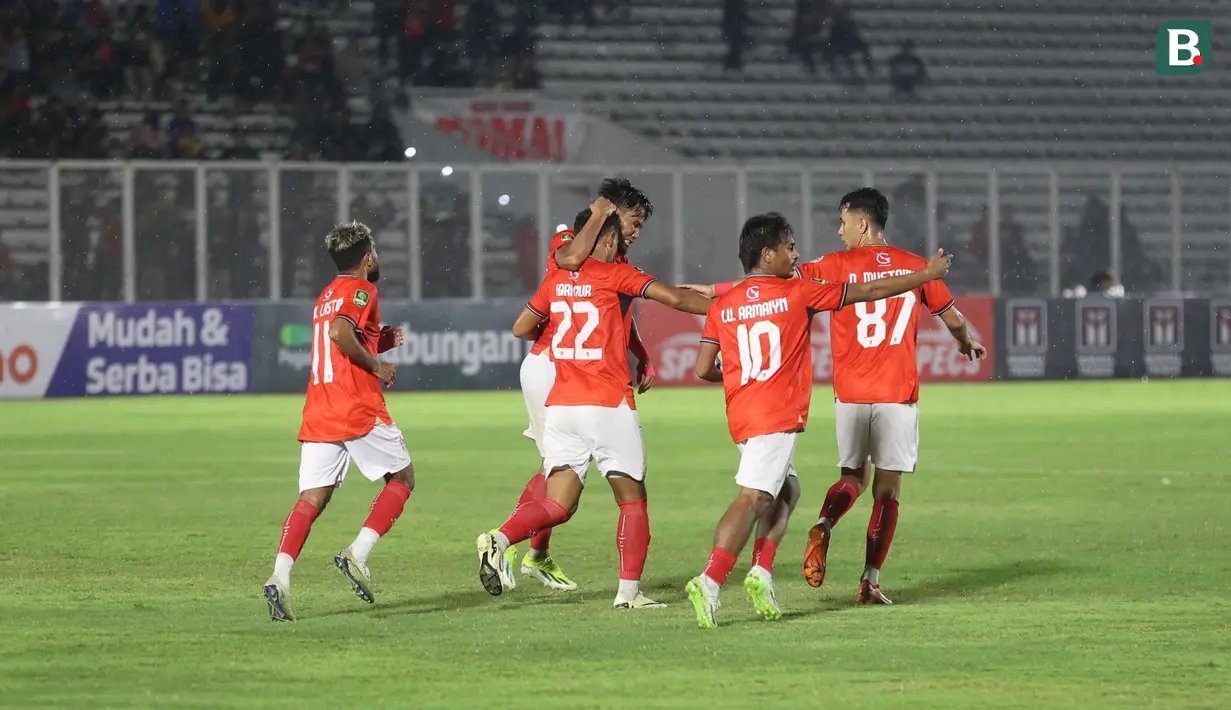 Pemain Malut United merayakan gol yang dicetak oleh Hari Nur Yulianto, ke gawang Semen Padang pada laga leg pertama semifinal Pegadaian Liga 2 2023/2024 di Stadion Madya, Jakarta, Minggu (25/02/2024). (Bola.com/M Iqbal Ichsan)