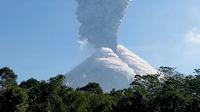Gunung Merapi memuntahkan abu vulkanik terlihat di Cangkringan, Yogyakarta, (1/6). Gunung Merapi kembali meletus mengeluarkan abu mencapai ketinggian sekitar 6 kilometer (4 mil) dan berlangsung dua menit. (AP Photo/Slamet Riyadi)