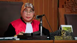 Hakim tunggal, Tati Hardianti, memimpin sidang lanjutan praperadilan SDA terhadap KPK di PN Jakarta Selatan, Senin (31/3). sidang praperadilan SDA sempat ditunda karena tim hukum KPK tidak menyertakan lampiran asli surat kuasa. (Liputan6.com/Yoppy Renato)