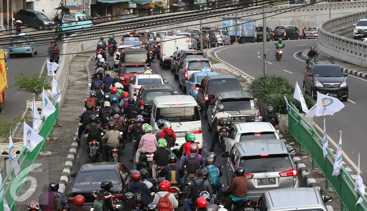 Data Balitbang Kementerian PUPR tahun 2015 menunjukkan kerugian akibat macet di Jakarta mencapai Rp65 triliun pertahun atau setara dengan biaya pembangunan 14 jembatan Suramadu, Jakarta, Jumat (30/9). (Liputan6.com/immanuel Antonius)