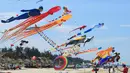 Layang-layang beraneka bentuk terbang diatas pantai Tam Thanh saat Festival Internasional Kite di Quang Nam, Vietnam (11/6). (AP Photo/Hau Dinh)