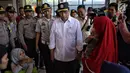 Menhub Budi Karya Sumadi (tengah) berbincang dengan penumpang saat meninjau kesiapan arus balik Lebaran di Terminal Kampung Rambutan, Jakarta, Selasa (19/6). (Liputan6.com/Faizal Fanani)