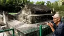 Seorang pria berdiri dekat kompleks pemakaman Raja Bulonggodu atau Blongkod di Desa Dunggala, Tapa, Bone Bolango, Gorontalo, Sabtu (18/5/2019). Di kompleks makam Raja Bulonggodu terdapat makam lain yang diperkirakan keluarga kerajaan. (Liputan6.com/Arfandi Ibrahim)