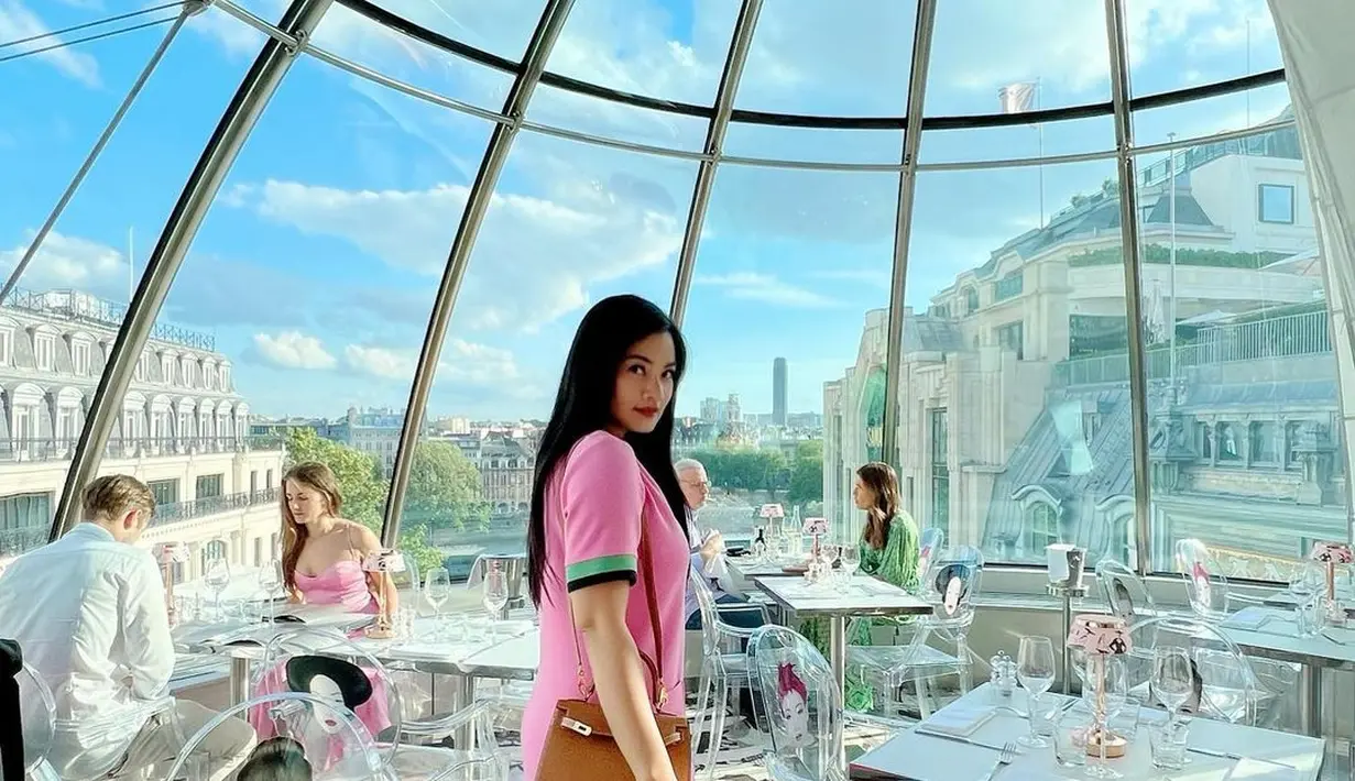 Di potret ini, Titi Kamal tampil semi sporty dengan mini dress pink dan sneakers Gucci [@titi_kamall]