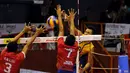 Dua pevoli Jakarta Electric PLN, Antho (kiri) dan Sigit memblok smash salah satu pemain Jakarta Pertamina Energi di putaran kedua pekan ketiga Pertamina Proliga 2015 di Hall A GBK Senayan, Jakarta, Jumat (20/3/2015). (Liputan6.com/Helmi Fithriansyah)