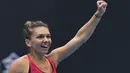 Petenis Rumania, Simona Halep merayakan kemenangan atas Jelena Ostapenko (Latvia) pada semifinal China Terbuka 2017, Sabtu (7/1). Atas kemenangan ini, Halep berhasil merebut takhta peringkat 1 dunia petenis wanita dari Garbine Muguruza. (GREG BAKER / AFP)