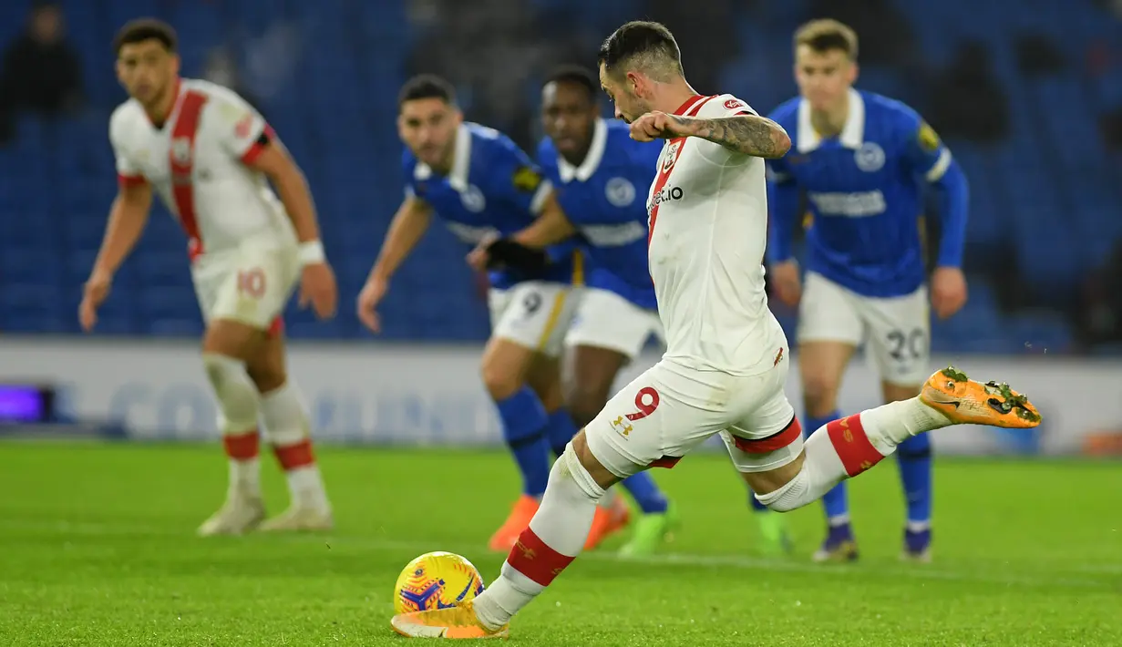 Striker Southampton, Danny Ings, saat melakukan tendangan penalti ke gawang Brighton pada laga lanjutan Liga Inggris di Falmer Stadium, Selasa (8/12/2020) dini hari WIB. Southampton menang 2-1 atas Brighton. (AFP/Mike Hewitt/pool)
