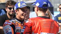 Pembalap Repsol Honda, Marc Marquez bertatap muka dengan pembalap Ducati, Jorge Lorenzo usai kualifikasi MotoGP Aragon 2018. (JOSE JORDAN / AFP)