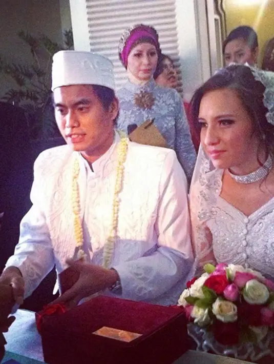 Seperti diketahui, Tontowi Ahmad menikahi dengan Michelle pada  2 Agustus 2014. Pasangan ini melakukan akad nikah di Pondok Indah. Karena sibuknya jadwal dan lain hal, pasangan ini belum menyempatkan menggelar resepsi. (dok. Instagram)
