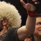 Khabib Nurmagomedov memberikan keterangan setelah menang melawan Dustin Poirier dalam pertarungan UFC 242 di Mal Yas di Abu Dhabi, Uni Emirat Arab (7/9/2019).Ini merupakan kemenangan Khabib Nurmagomedov setelah mengalahkan Conor McGregor, 6 Oktober 2018. (AP Photo/ Mahmoud Khaled)