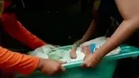 VIDEO: Evakuasi Bayi 1 Bulan di Tengah Banjir Cipinang Melayu
