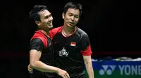 Kegembiraan Mohammad Ahsan/Hendra Setiawan setelah memenangi Kejuaraan Dunia Bulutangkis 2019, di Basel, Swiss, Minggu (25/8/2019). (AFP/Fabrice Coffrini)