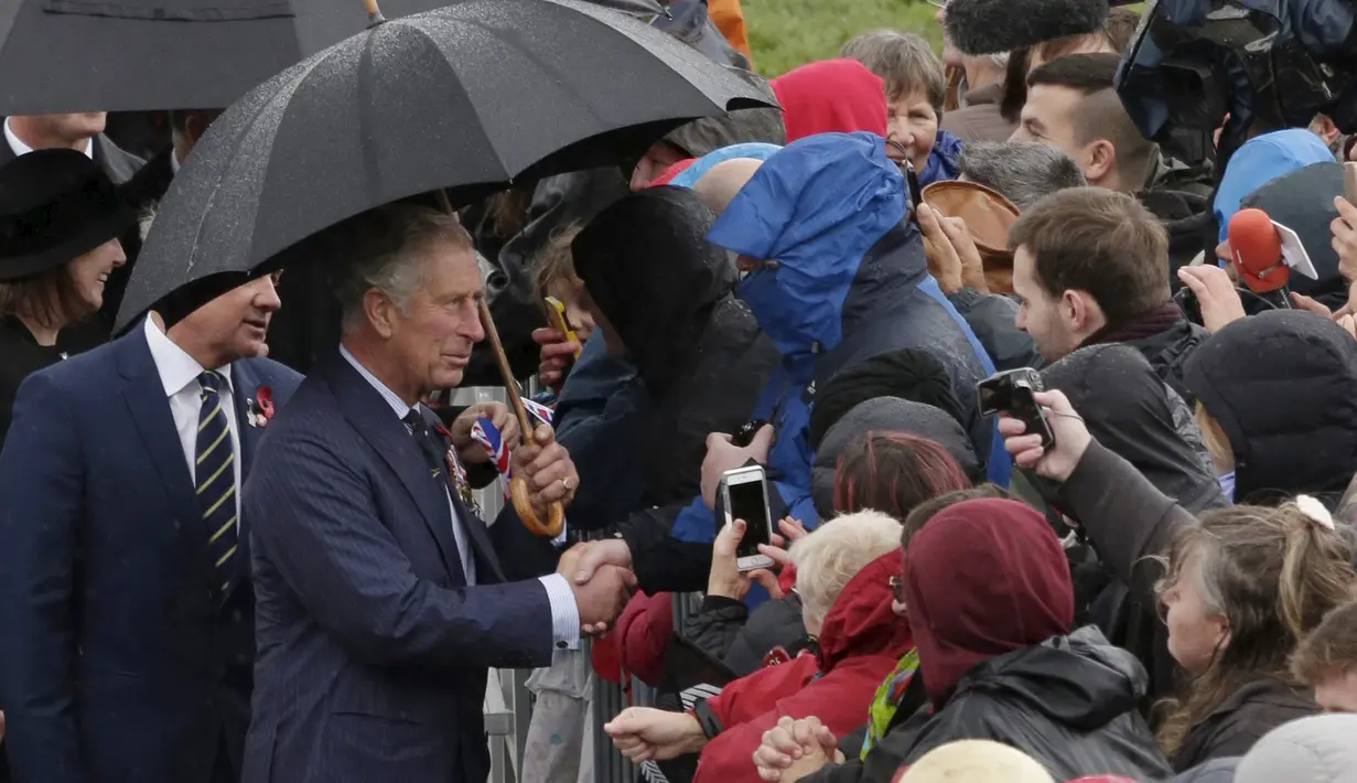 Pangeran Charles menyapa warga Selandia Baru yang hadir di National War Memorial in Wellington, Selandia Baru, (4/11/2015).  Pangeran Charles dan istri kedua Camilla memulai kunjungannya di Australia dan Selandia baru. (REUTERS/Anthony Phelps)