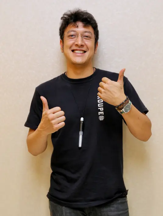 Meski telah lama berkecimpung di depan kamera, Dimas merasa tidak percaya diri melihat bakat-bakat anak SMA. Ia bersama dengan Michelle menjadi juri ajang tersebut. (Adrian Putra/Bintang.com)