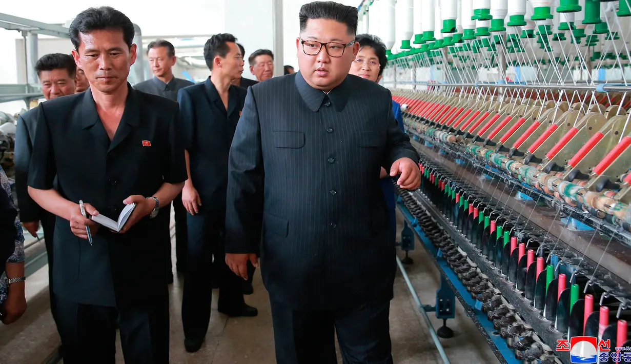 Pemimpin Korea Utara, Kim Jong-un saat meninjau Sinuiju Chemical Fiber Mill di Sinuiju, Korea Utara (2/7). (Korean Central News Agency/Korea News Service via AP)