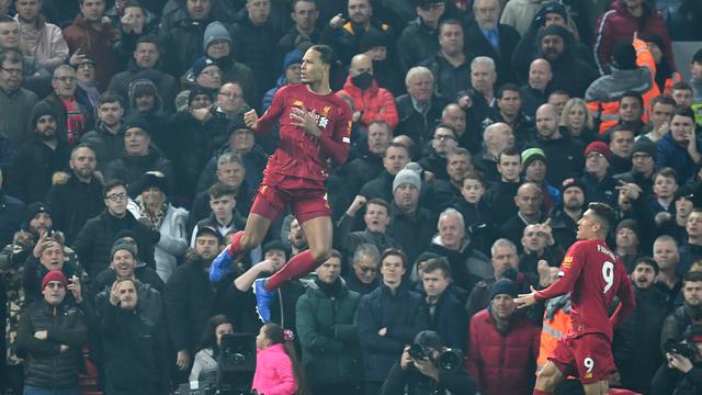 Bek Liverpool, Virgil van Dijk, mencetak gol ke gawang Manchester United (MU) (PAUL ELLIS / AFP)
