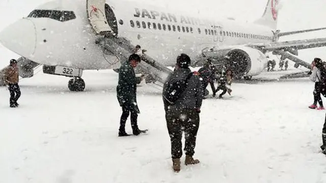 Kabin Berasap, Japan Airlines Evakuasi Penumpang Saat Badai Salju
