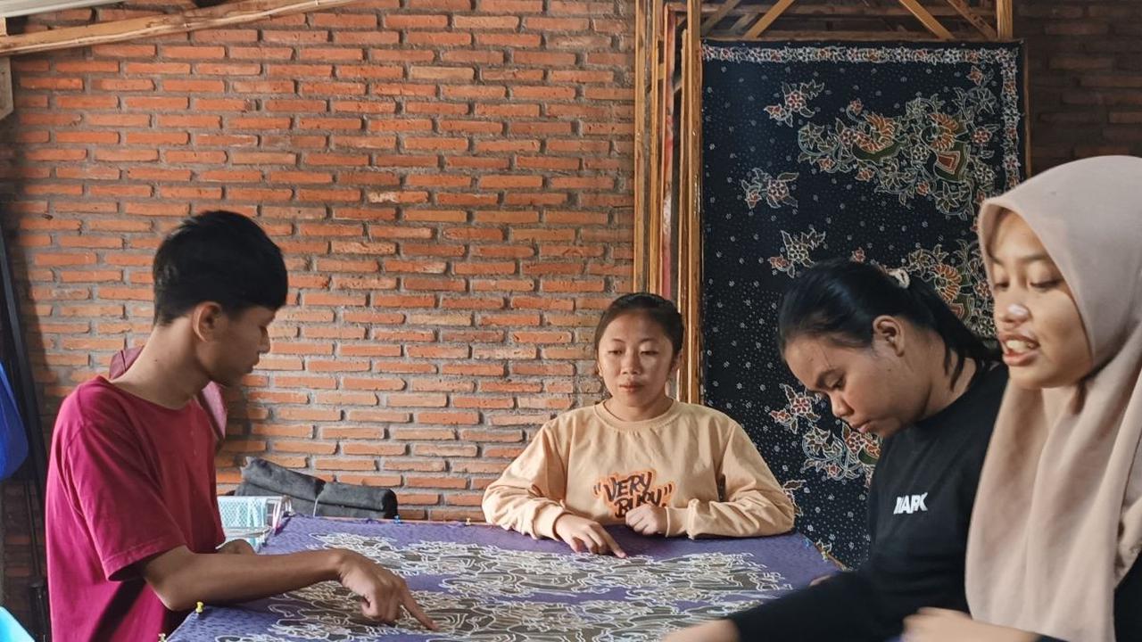 "Awalnya hanya pameran tunggal saja karya batik saya dari tahun 2010 sampai 2014. Belum ada niat berjualan," ungkapnya.&nbsp;<br>