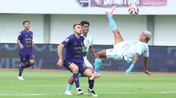 Pemain PSBS Biak, Luquinhas Luquinhas melakukan tendangan salto ke gawang Persita Tangerang dalam laga BRI Super League 2025/2026 di Indomilk Arena, Tangerang, Banten, Senin (16/02/2026). (Bola.com/M Iqbal Ichsan)