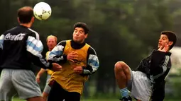 Pemain sepak bola Argentina Diego Maradona (tengah) mencoba mengontrol bola saat sesi latihan seleksi nasional di Buenos Aires, Argentina, 15 November 1993. Diego Maradona meninggal dunia pada usia 60 tahun. (DANIEL GARCIA/AFP)