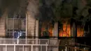 Suasana saat kobaran api melahap kantor Kedubes Arab Saudi di Teheran, Iran, Sabtu (2/1). Kebakaran terjadi lantaran kemarahan para demonstran kepada kerajaan Arab Saudi yang mengeksekusi mati ulama Syiah, Syeik Nimr al-Nimr. (REUTERS / Mehdi Ghasemi)