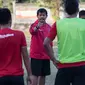 Pelatih Bali United, Indra Sjafri memberikan arahan kepada tim asuhannya pada latihan terakhir sebelum menghadapi Persija di laga Piala Presiden 2015, Denpasar, Bali, Sabtu (30/8/2015). (Bola.com/Vitalis Yogi Trisna)