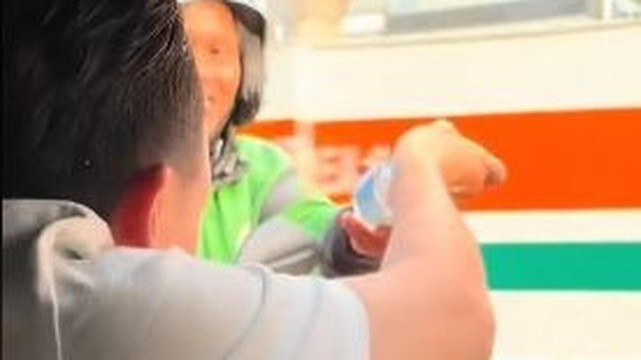"bbrpa orang bilang,"satu tangan berbagi satu tangan merekam"....tp masih jauh lebih baik dari pada 2 tangan yang tidak berbuat apa apa," tulis seorang netizen.