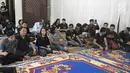 Keluarga dan kerabat almarhum Advent Bangun berada di rumah duka di kawasan Jagakarsa, Jakarta, Sabtu (10/2). Artis senior Advent Bangun meninggal dunia di usia 65 tahun karena menderita diabetes dan komplikasi ginjal. (Liputan6.com/Herman Zakharia)