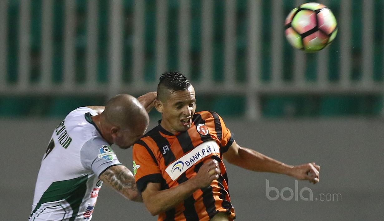Duel pemain PS TNI, Talin Facundo (kiri) dan pemain Perseru Serui, Silvio Escobar saat laga Liga 1 2017 di Stadion Pakansari, Bogor, MInggu (18/6/2017). PS TNI menang 1-0. (Bola.com/Nicklas Hanoatubun)