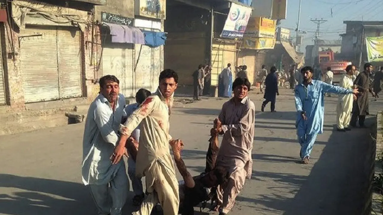 Sebuah bom bunuh diri meledak di pasar kota kota Parachinar, Pakistan. 37 orang dan ratusan lainnya luka-luka (AFP)