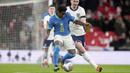 Pemain Brasil, Endrick, berebut bola dengan pemain Inggris, Lewis Dunk, dalam laga persahabatan di Stadion Wembley, Minggu (24/3/2024). (AP Photo/Alastair Grant)