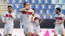 Bek Turki, Caglar Soyuncu (tengah) melakukan selebrasi usai mencetak gol kedua Turki ke gawang Norwegia dalam laga Kualifikasi Piala Dunia 2022 Zona Eropa Grup G di La Rosaleda Stadium, Malaga, Sabtu (27/3/2021). Turki menang 3-0 atas Norwegia. (AFP/Jorge Guerrero)