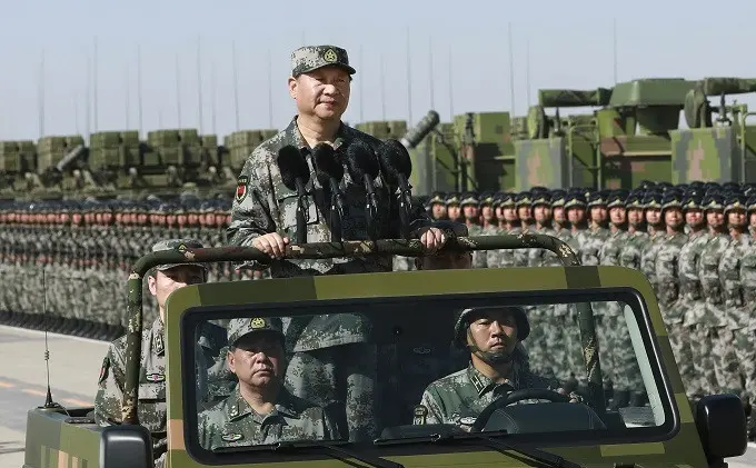 Presiden China Xi Jinping saat memeriksa pasukan dalam parade militer yang berlangsung di Mongolia Dalam (Li Gang/Xinhua via AP)