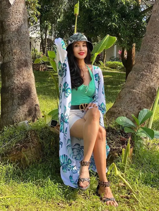 Diah Permatasari konsisten tampil dengan outfit penuh warna yang buatnya awet muda di usia 51 tahun. Di beberapa kesempatan, ia kerap tampil dengan padanan outfit warna cerah dan bermotif. @dps_diahpermatasari.