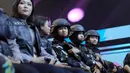 Perempuan-perempuan hebat dari anggota Brimob Polri. Dengan atraksi berbahaya menuruni gedung, dan juga atraksi berbahaya dengan motor gede. (Adrian Putra/Bintang.com)