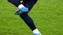 Penyerang Prancis, Antoine Griezmann mengontrol bola selama mengikuti sesi latihan di stadion Stade de France di Saint-Denis, Paris (16/11/2020). Prancis akan menghadapi Swedia pada matchday Grup A3 UEFA Nations League 2020/21 di Stade de France, Saint-Denis, Paris. (AFP/Franck Fife)
