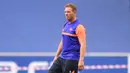 Pelatih RB Leipzig, Julian Nagelsmann, mengamati pemainnya saat latihan jelang laga semifinal Liga Champions 2019/2020 di Da Luz Stadium, Selasa (18/8/2020). RB Leipzig akan menghadapi PSG pada semifinal Liga Champions. (AFP/David Ramos/various sources)