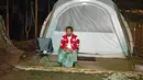 Presiden Joko Widodo (Jokowi) berada di depan tenda saat bermalam di titik nol Ibu Kota Negara (IKN) Nusantara, Kecamatan Sepaku, Penajam Paser Utara, Kalimantan Timur, Senin (14/3/2022). (FOTO: Setpres/Agus Suparto)