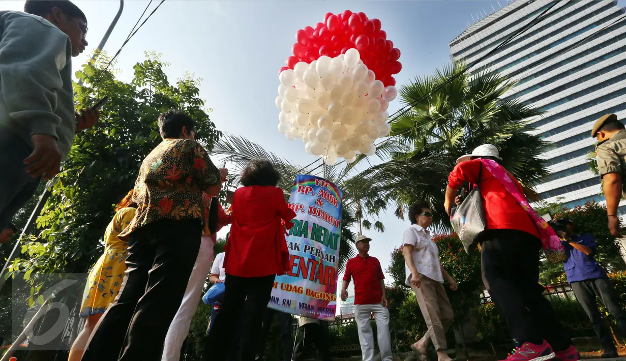 Warga mengambil gambar balon merah putih di halaman Balai Kota DKI Jakarta, Selasa (9/5). Menjelang sidang pembacaan putusan terhadap Basuki Tjahaja Purnama atau Ahok, kondisi pendopo Balai Kota tampak lengang. (Liputan6.com/Johan Tallo)