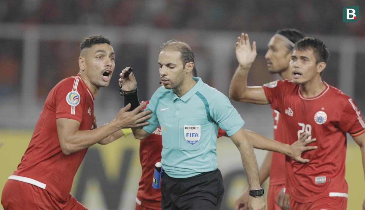 Pemain Persija Jakarta melakukan protes saat pertandingan melawan Home United pada laga Piala AFC di SUGBK, Jakarta, Selasa (15/5/2018). Persija takluk 1-3 dari Home United. (Bola.com/M Iqbal Ichsan)