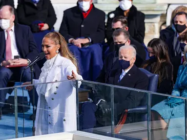 Jennifer Lopez bernyanyi saat pelantikan Presiden terpilih AS Joe Biden di Front Barat Capitol AS di Washington, DC (20/1/2021). Jennifer Lopez dipercaya untuk menjadi salah satu pengisi acara pada momen pelantikan Presiden Joe Biden dan Wakil Presiden Kamala Harris. (Alex Wong/Getty Images/AFP)