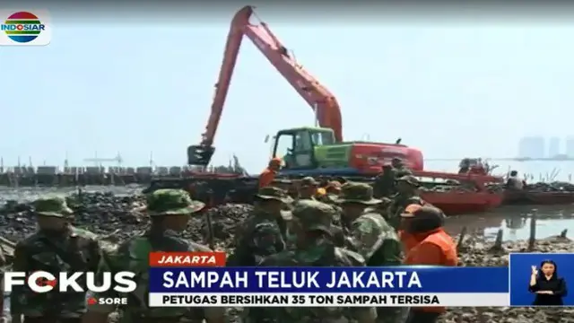 Sejak satu bulan terakhir, tumpukan sampah setinggi 1 meter menutup kawasan tambak bandeng konservasi hutan mangrove.