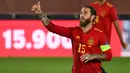 Sergio Ramos. Bek tengah Spanyol berusia 36 tahun yang kini memasuki musim kedua bersama PSG ini menjadi pemain dengan jumlah penampilan terbanyak bersama timnas dari seluruh skuad PSG musim 2022/2023. Hingga kini ia telah mengoleksi 180 caps bersama Timnas Spanyol dengan raihan 23 gol dan 8 assist sejak melakukan debut pada 26 Maret 2005. Sayang, ia kemungkinan akan absen di Piala Dunia 2022 Qatar usai tak mendapat tempat lagi dalam skuad asuhan Luis Enrique sejak April 2021. (AFP/Gabriel Bouys)