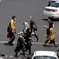 Warga Iran yang mengenakan masker menyeberang jalan di ibu kota Teheran, Sabtu (3/7/2021). Presiden Hassan Rouhani mengaku khawatir Iran akan dilanda gelombang kelima pandemi Covid-19 karena kemunculan virus corona varian Delta. (ATTA KENARE/AFP)