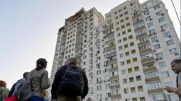 Sebuah bangunan bertingkat sebagian hancur akibat serangan drone pada malam hari di Kyiv pada 30 Mei 2023. (Sergei SUPINSKY/AFP)
