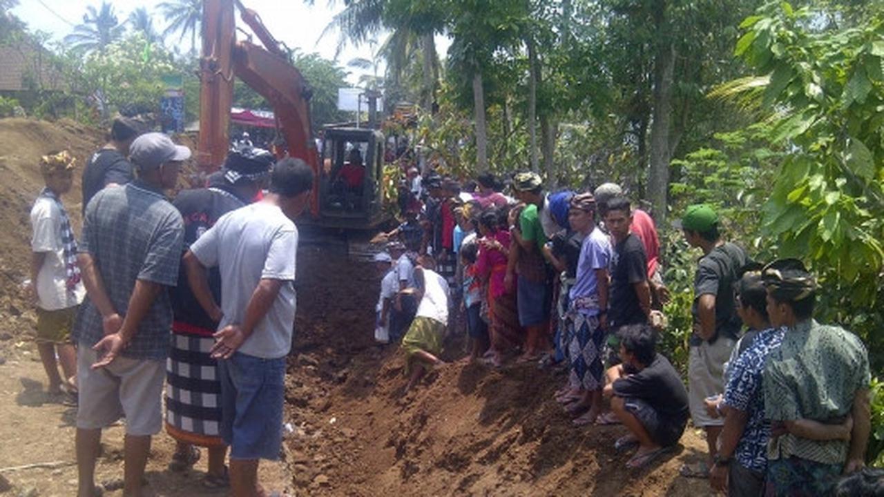 Menyaksikan pembongkaran kuburan massal eks anggota PKI di Bali