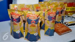 Sejumlah makanan ringan bihun kekinian (Bikini) diperlihatkan saat konferensi pers di Aula BPOM, Jakarta, Senin (8/8). Snack Bikini tersebut dapat masuk dalam kategori tidak memiliki izin edar dari BPOM. (Liputan6.com/Gempur M Surya)