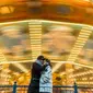 Ciuman romantis Chelsea Olivia dan Glenn Alinskie di depan komidi putar [foto: instagram/glennalinskie]