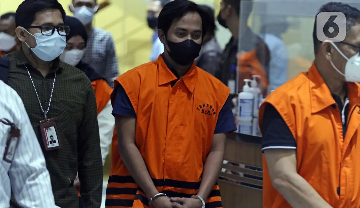 Bupati Penajam Paser Utara Kalimantan Timur, Abdul Gafur Mas’ud (tengah) jelang rilis penahanan tersangka di Gedung KPK, Jakarta, Kamis (13/1/2022). Abdul Gafur Mas’ud ditetapkan sebagai tersangka terkait kasus dugaan suap pengadaan barang dan jasa serta perijinan. (Liputan6.com/Helmi Fithriansyah)